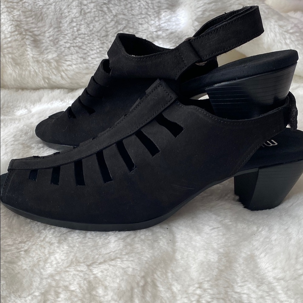 Munro Black Heels with Cage Design - Picture 4 of 10